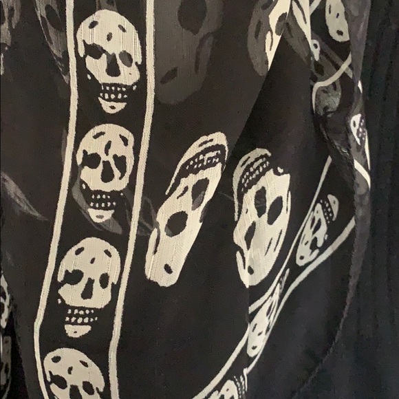 Authentic Alexander McQueen black skull scarf - Picture 4 of 7